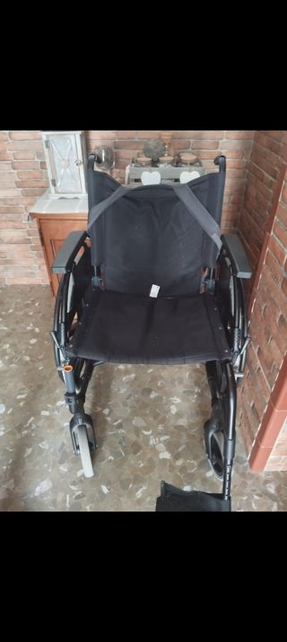 Sedia a rotelle manuale nera