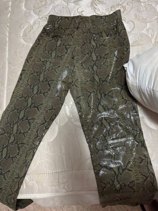 Pantalones efecto piel serpiente