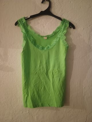 Top verde fluor con encaje