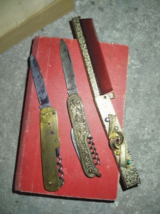 Pettine antico e coltelli multiuso