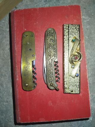 Pettine antico e coltelli multiuso