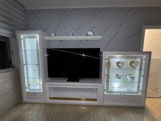 Mueble TV blanco y dorado logotipo versace
