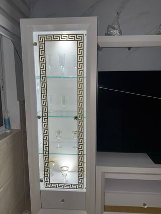 Mueble TV blanco y dorado logotipo versace

