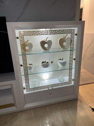 Mueble TV blanco y dorado logotipo versace
