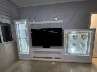 Mueble TV blanco y dorado logotipo versace
