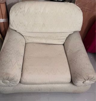 Sillón beige cómodo