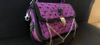 Bolso morado tejido a mano