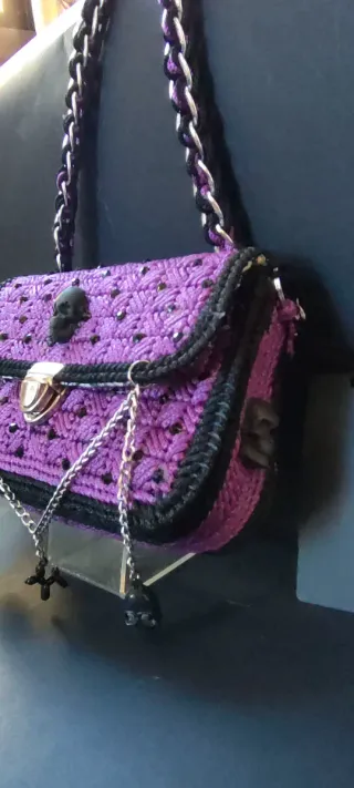 Bolso morado tejido a mano