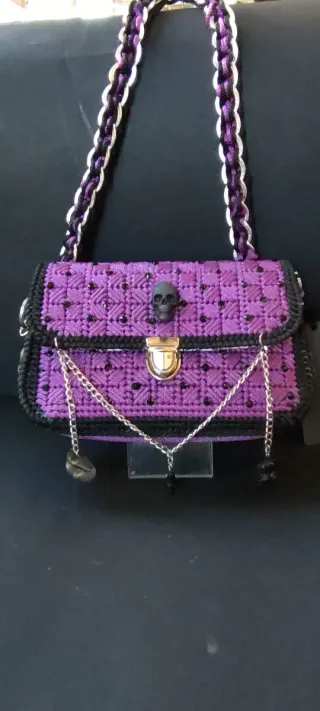 Bolso morado tejido a mano
