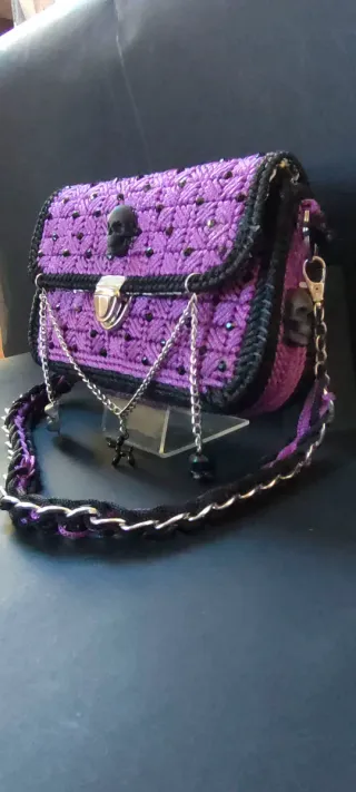 Bolso morado tejido a mano