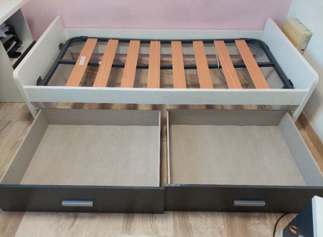 Cama blanca y gris con 2 cajones