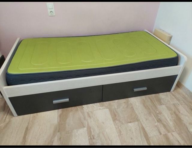 Cama blanca y gris con 2 cajones