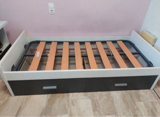 Cama blanca y gris con 2 cajones