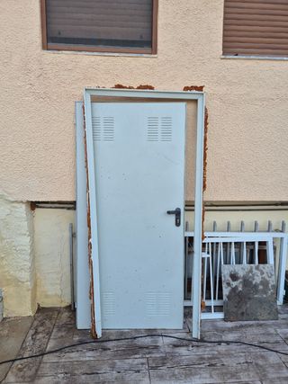 Puerta metálica blanca usada