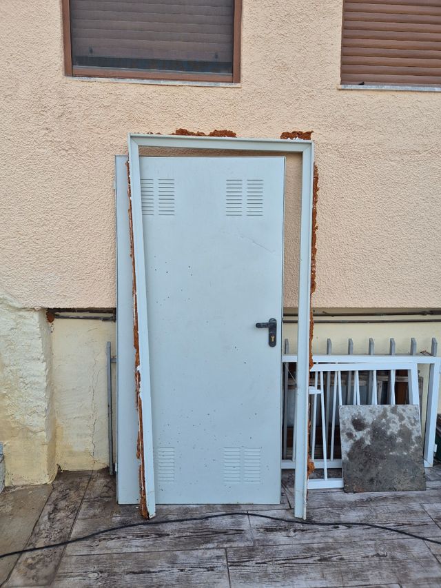 Puerta metálica blanca/plateada