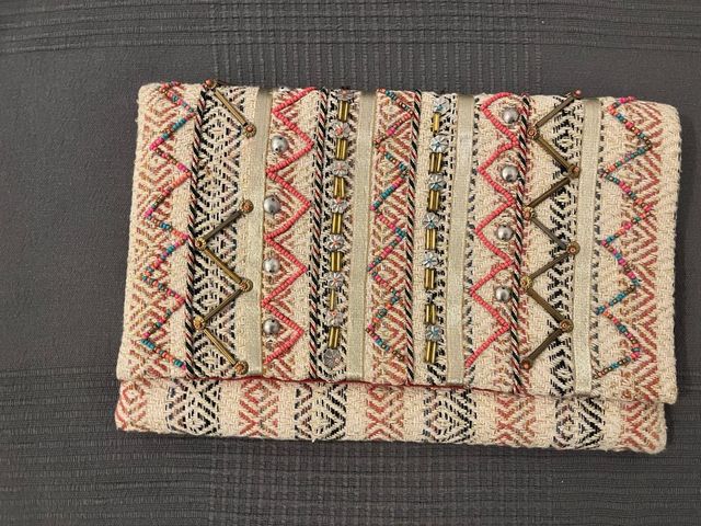 Bolso beige y rosa con abalorios