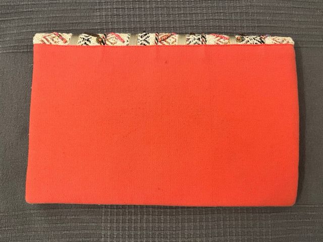 Bolso beige y rosa con abalorios