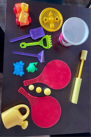 Juguetes playa: palas, cubo, rastrillos, camión