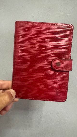 LOUIS VUITTON TARJETERO PASAPORTE PIEL EPI ROJA 