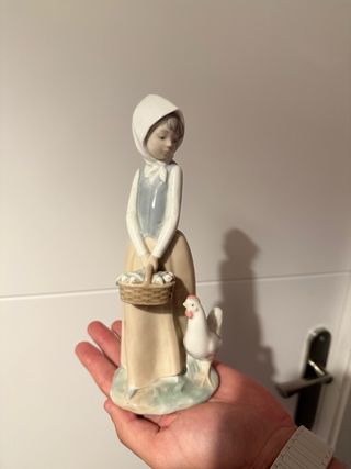 Figura Lladró Niña con Pollita