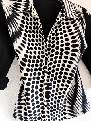 Blusa negra y blanca estampada