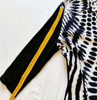 Blusa negra y blanca estampada