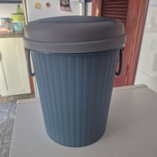 Papelera gris estilo nórdico