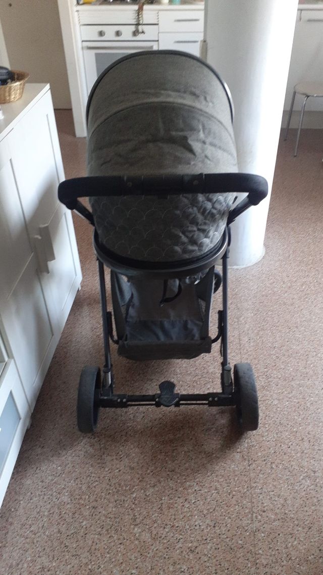 Cochecito bebé gris