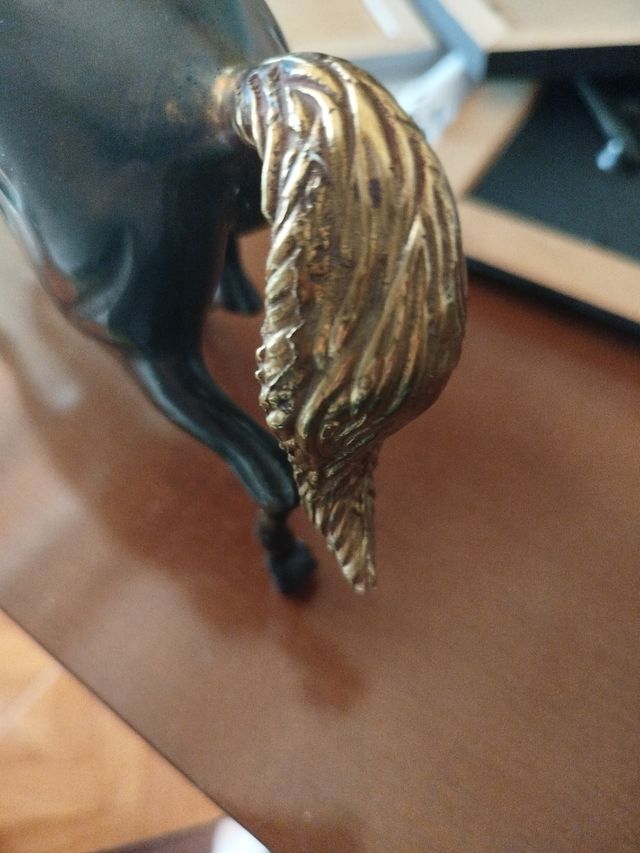 Figura caballo bronce dorado