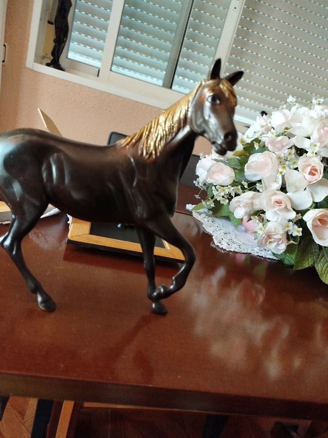 Figura caballo bronce dorado
