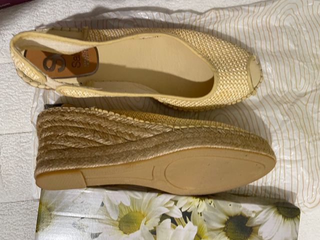 Cuñas beige de esparto marca Salvi natural world