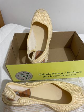 Cuñas beige de esparto marca Salvi natural world