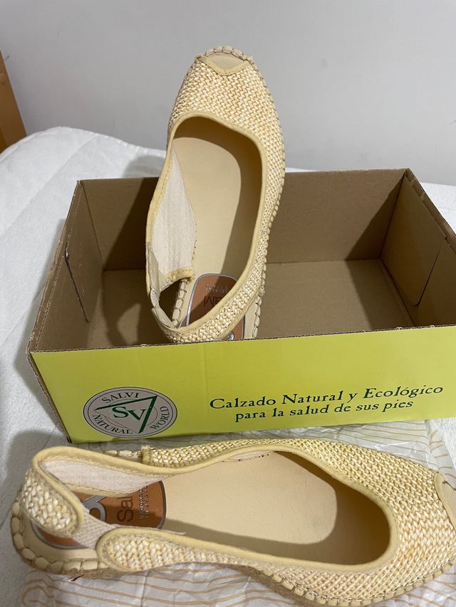Cuñas beige de esparto marca Salvi natural world