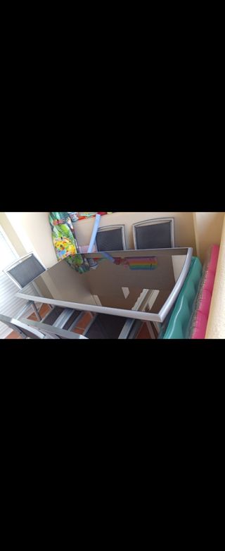 Mesa exterior con sillas - Gris