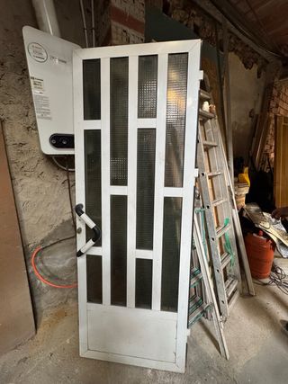 Puerta exterior aluminio blanca