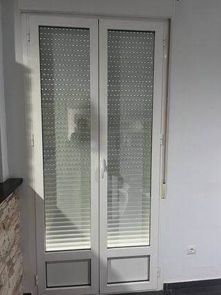 Puerta balcón aluminio blanca + persiana
