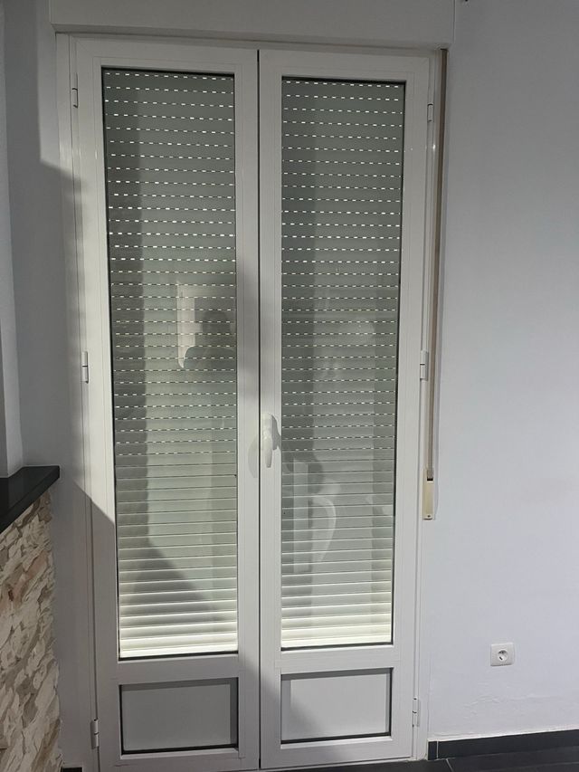 Puerta balcón aluminio blanca + persiana