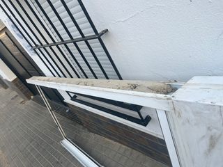 Puerta balcón aluminio blanca + persiana
