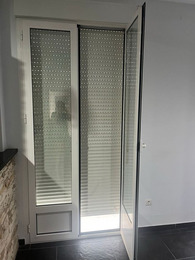 Puerta balcón aluminio blanca + persiana