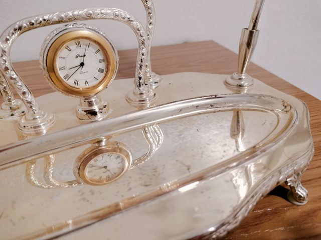 Escritorio plateado con reloj