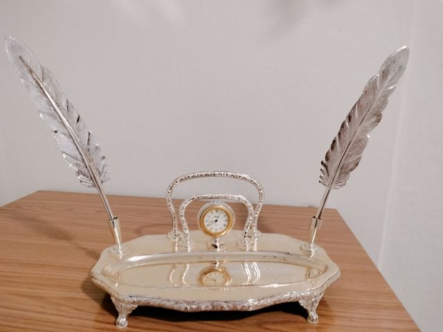 Escritorio plateado con reloj