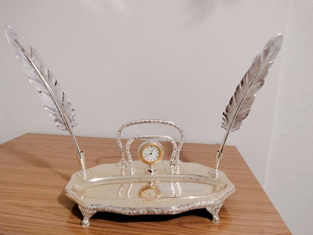 Escritorio plateado con reloj