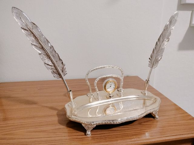 Escritorio plateado con reloj