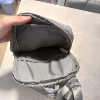 Bandolera Nike gris