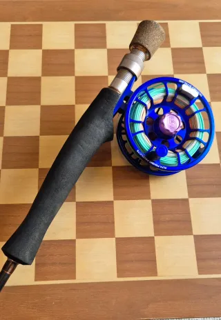 Conjunto caña+carrete mosca agua salada
