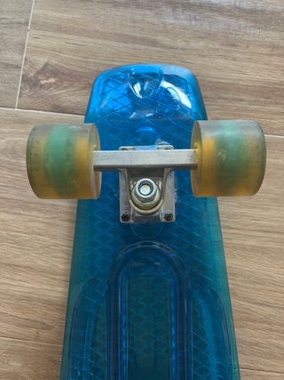 Monopatín transparente azul