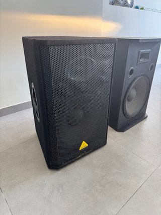 Altavoces Behringer negros