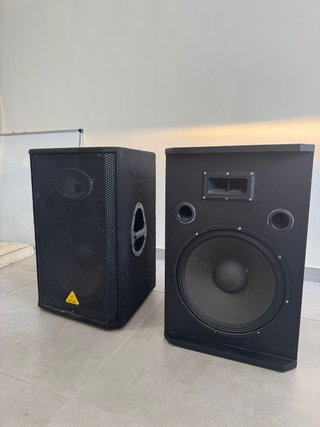 Altavoces Behringer negros
