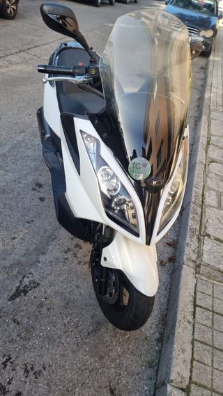 KYMCO Super Dink 125 blanca