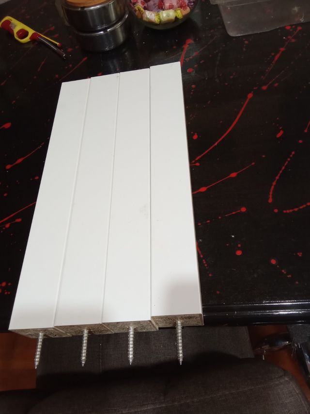 Mesita blanca de madera